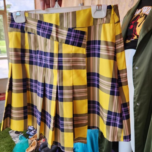 Clueless-esque assymetrical skirt. New never worn. - Picture 1 of 3